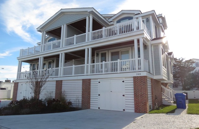 NEW CONSTRUCTION, RENTAL LISTING IN AVALON, FILLING UP QUICKLY!