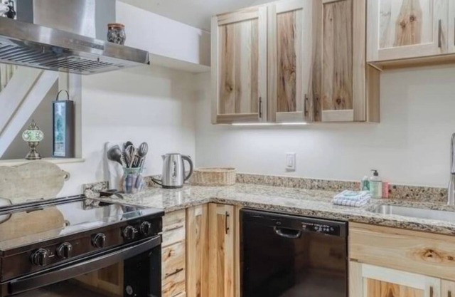 NEW Construction! Ski-In/Ski-Out Condo, fire place, Bunk room