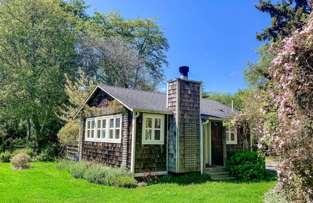 New cottage in a farm setting w/a shared game room near beaches & parks