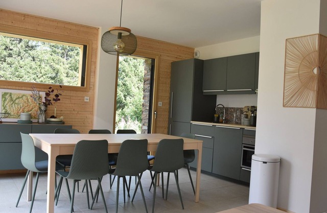 New Cozy Chalet, Near Center, with Terrace & Parking