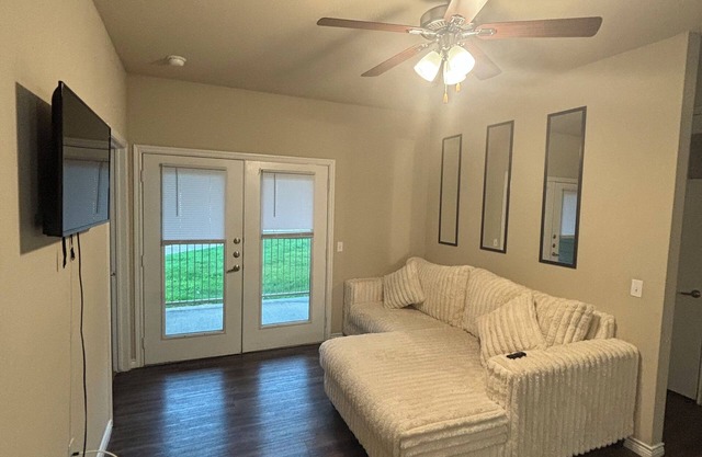 NEW Cozy Home 7 mins away from the LAKE