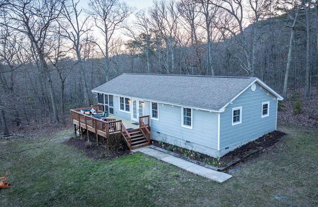 NEW Cozy Secluded Mountain Cabin: Hot Tub with Views, Pets OK, Firepit & Smores