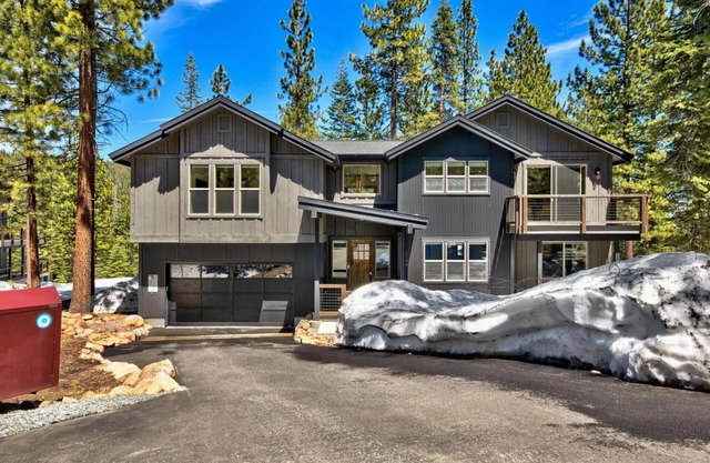 New Designer Mountain Home, Hot Tub, Bunk Beds, EV Charger