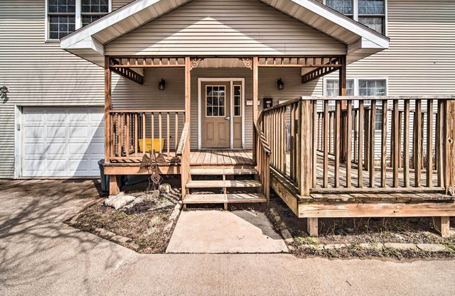NEW! Dubuque Apartment w/ Deck < 1 Mi to Downtown!