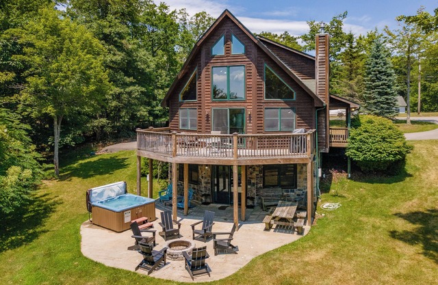 New! Eventide: Lake Access, Hot Tub, A/C, Pool Table!