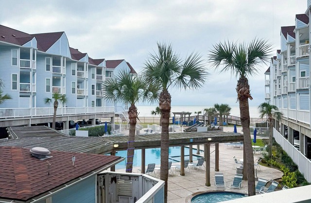 NEW Family Friendly, Beachfront Condo w/Private Access to the Beach