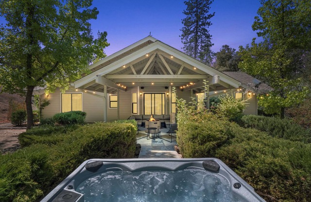 NEW - Fire pit - Game room - Sleeps 14 - 40 acres