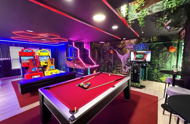 NEW & FUN-2 Theaters-Arcade Game Room-4 Themed BRs