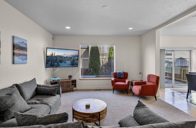 New Furniture & Beds! Hot Tub ~ Bend Home ~ Foosball Table ~ Bonus Room