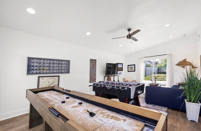 NEW! Game Room, Dogs Ok, Walk to Beach (Breakaway)