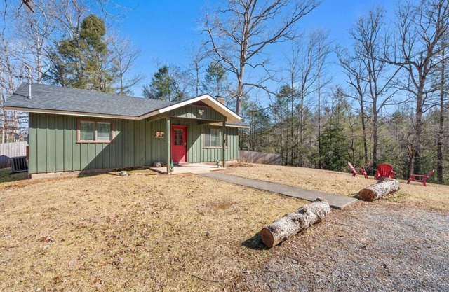 New! GBurg + 1 Mile to Rocky Top! Hot Tub*Firepit