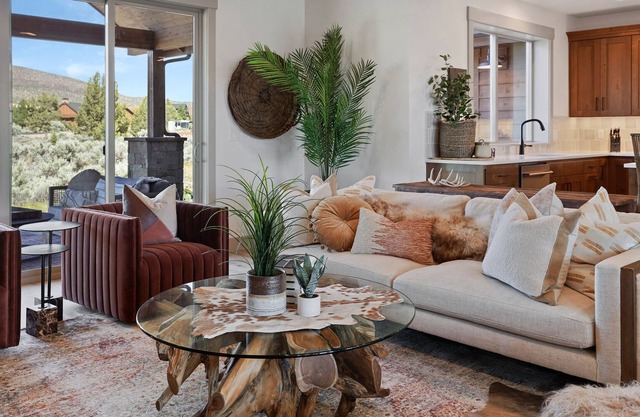 New! Gorgeous Decor, Resort Pool and Private Hot Tub