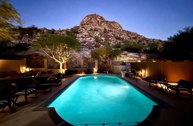 NEW! Hillside 5Bdrm Home, Heated Pool, King Beds, Pool Table, BBQ, Self Check-in