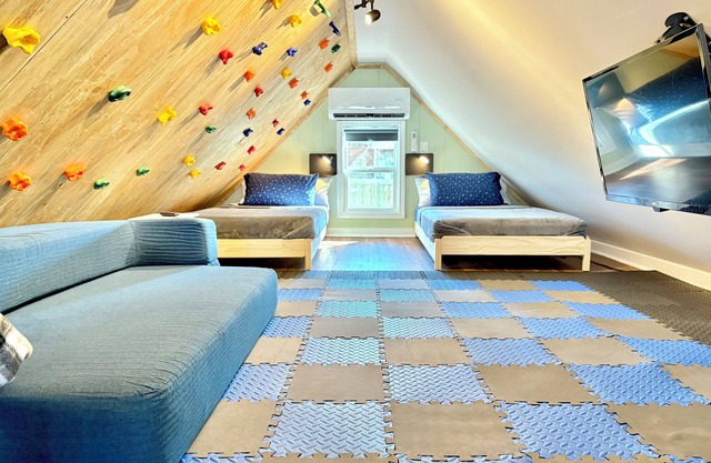 NEW! Hot Tub, Climbing Wall, Fully-Fenced, Arcade Barrel, EV Charger, Families!