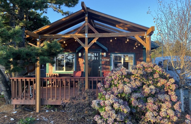 New Hot Tub, Pet friendly, Fenced yard, Covered Porch 2 blocks to beach, Clean