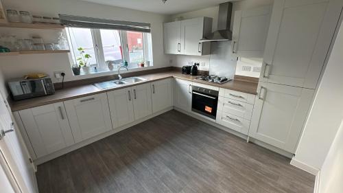 New House! Large Drive! Ideal For Business or Relocation, Weekly and Monthly Stay