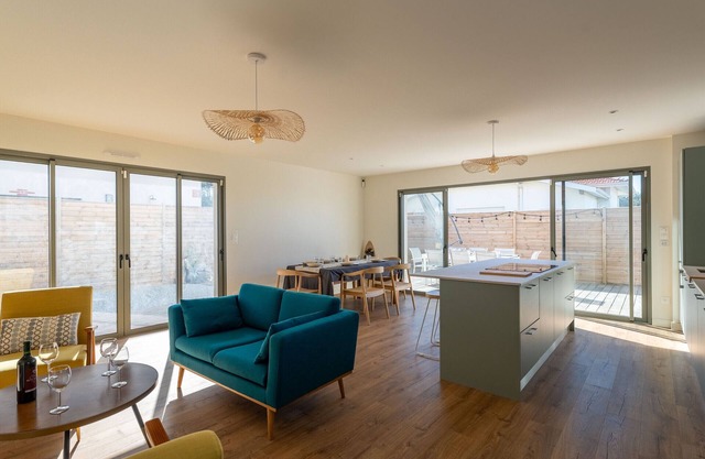 New house near ocean, terrace, parking, 8 people