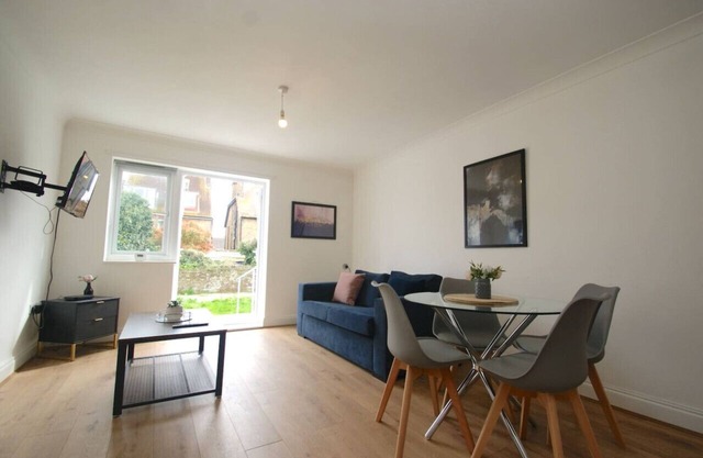 NEW Immaculate Garden Flat