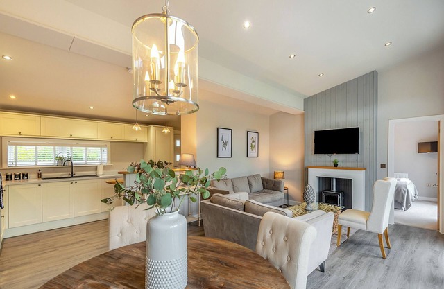 New in 2021 Modern and luxurious lodge with lakeside view.
