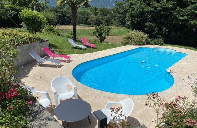 New independent 2-bedroom T3 with swimming pool