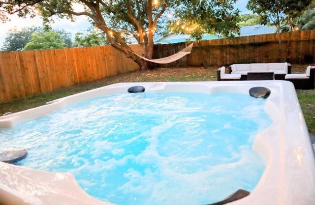 ✨NEW JACUZZI✨♨️🌊 MODERN HOME🏡 UNIVERSAL🎢 DISNEY🎡13 MIN NEAR INTERNATIONAL DR