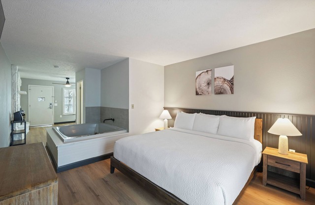 New King Suite Getaway: Fireplace & Jacuzzi