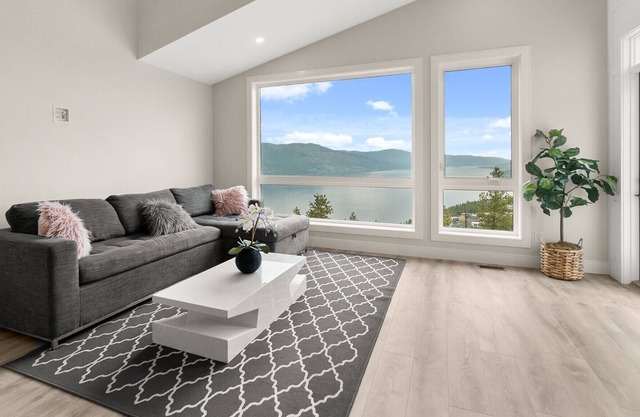 New Lakeside 4 bedroom home in Kelowna