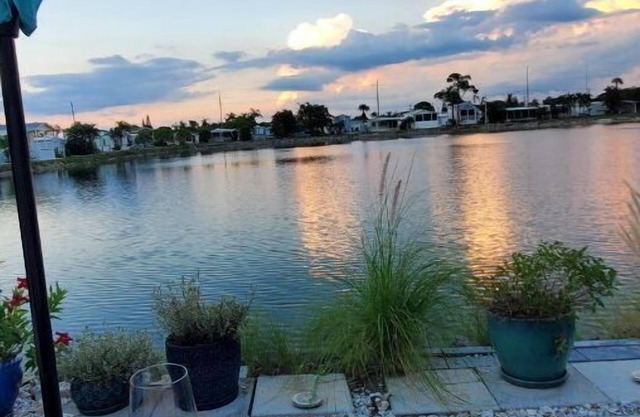 "NEW" Lakeside Cottage, Resort. Serene, Tranquil hm. 2.3 miles from the Beach.