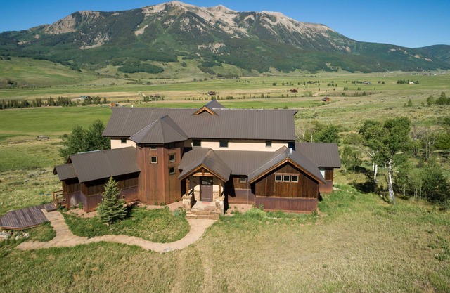 New Large 4 Bedroom 4 Bath w/ Game room on 15 Acres - Amazing Mountain Views