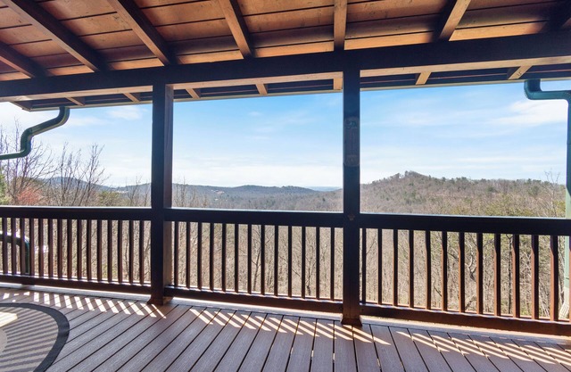 NEW listing! 3 bedrooms,game room,gorgeous mountain view-close to everything!