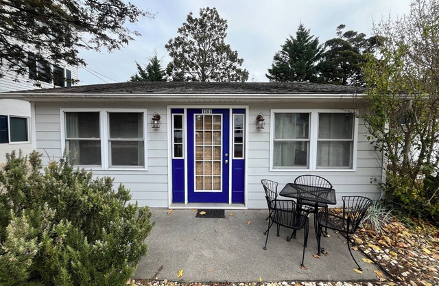 New Listing~ Cutest Little Cottage Ever in the Ocean Block