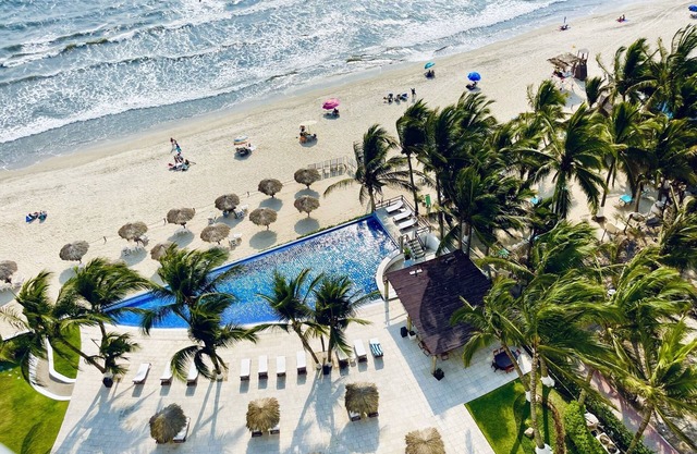 *New Listing* LUXURY BEACH PENTHOUSE INFINITY POOL & ROOFTOP BAR