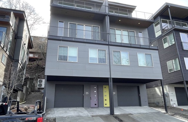 NEW LISTING. Magnificent brand new 5bed/3.5bth, overlooking dt Hood River
