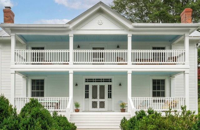 New Listing!! Minutes from Hiking Trails and Incredible Mtn VIews