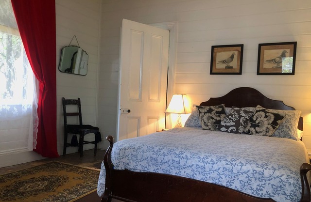 New listing! Original 1895 cottage, magnificent uninterrupted views of valley.
