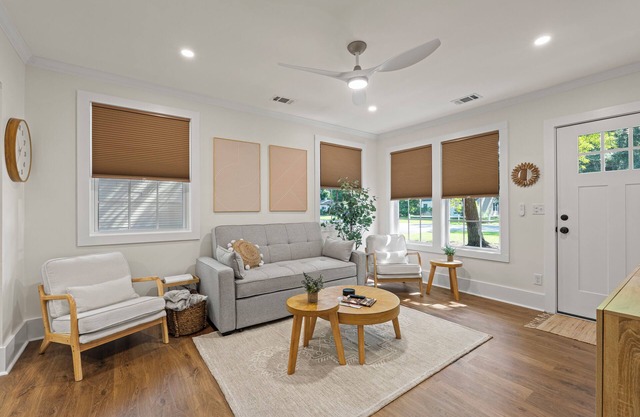 New Listing! Pinky's Palace - Cozy Bungalow minutes from Parris Island
