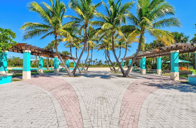 New Listing -Steps-Ocean, Close to Dining, Fast Wi-Fi, Snorkel & Fishing