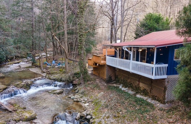 New Listing-Swimmable Riverfront Cottage-Hot tub-Mins to Chimney Rock