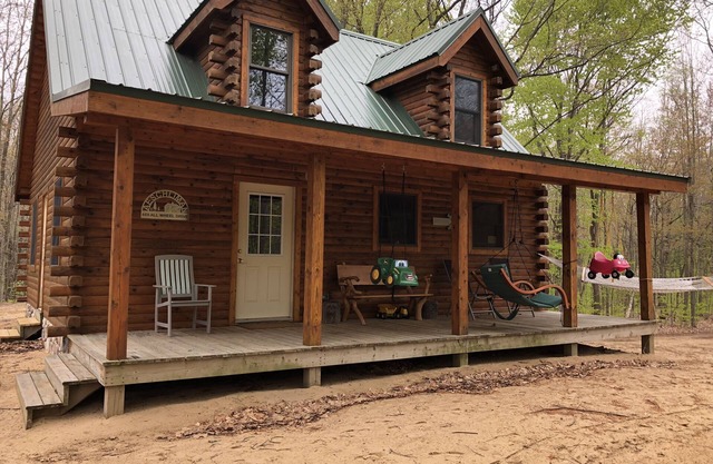 New Log Cabin On 3 Wooded Acres, Outdoor Shower, Lake Michigan, Air-Conditioned