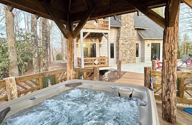 NEW LOG HOME in Hendersonville with fireplace, fire pit and Hot Tub