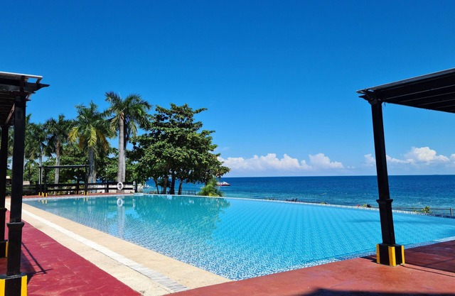 New Lux. 1 BR Condo - 2 Pools, Gym, woow seaviews, Beach, Tours behind Newtown