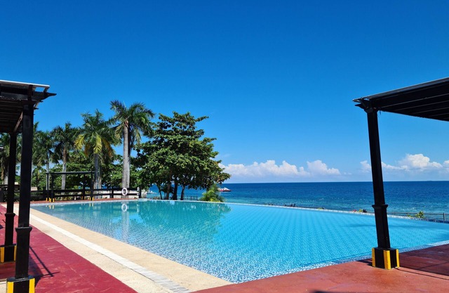 New Lux. 2 BR Condo - 2 Pools, Gym, woow seaviews, Beach, Tours behind Newtown