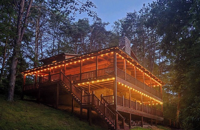 NEW! Luxe Dog-Friendly Cabin~Hot Tub~Game Room