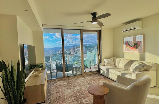 New Luxurious condo in Ala Moana, High Floor overlooking the Ocean and Mountains