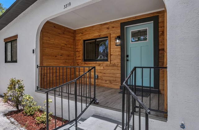 NEW! Luxurious HOT TUB 4 BR Home Central location BUCCS Stadium Downtown Beaches