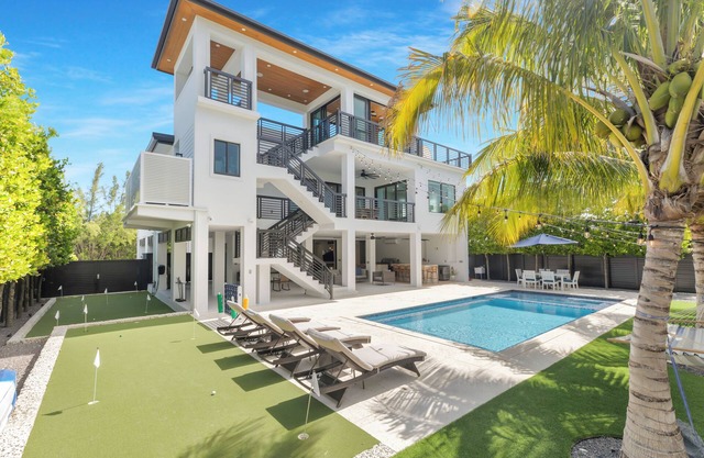 New!Luxurious & spacious waterfront 4 bedroom house in Marathon with endless fun