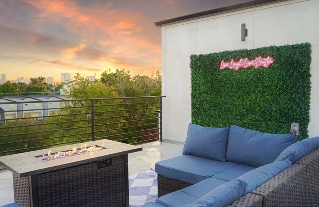 NEW - Luxury 3BR Skyline view, Rooftop fire-pit, Pool table, Ping pong, Gym