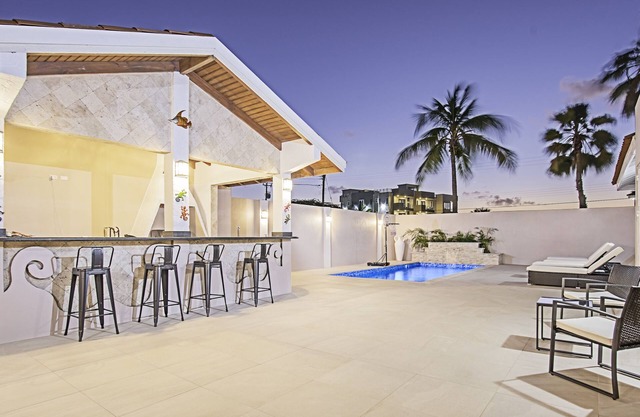 New Luxury 5 bedrooms 3.5 bath villa 2 minutes to the ❤️ of Palm Beach👙🏝☀️