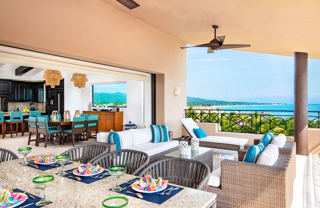 NEW Luxury Ocean View PH, Golf Cart w/Premier Golf + Housekeeper/cook