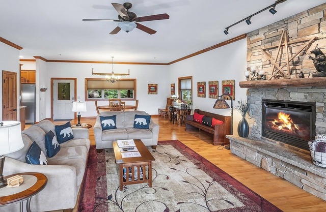 New Luxury Smoky Mountain Country Club Condo! Huge Deck with Gorgeous View!